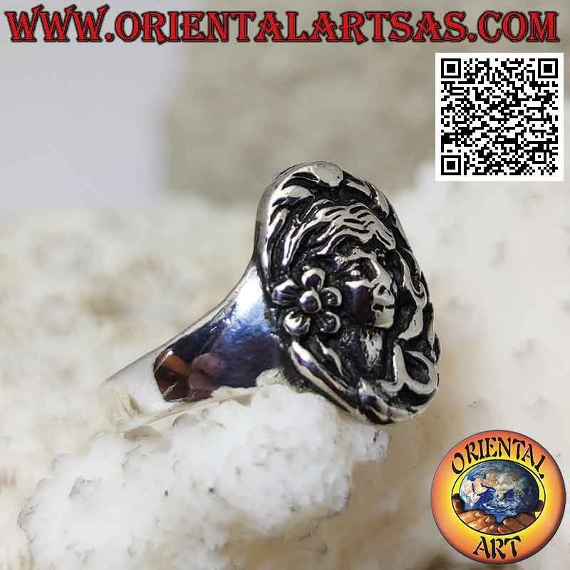 Anillo de plata con el rostro de la diosa del bosque en bajorrelieve en el óvalo