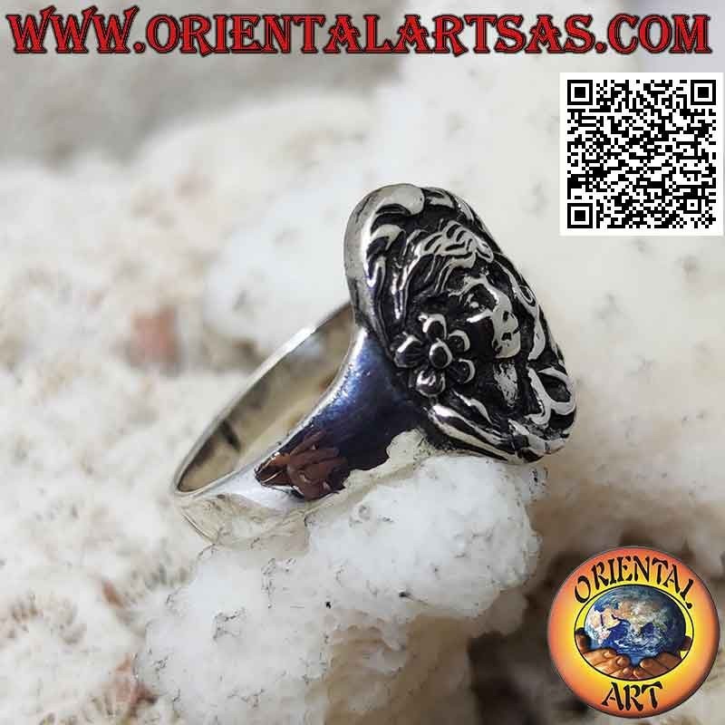 Anillo de plata con el rostro de la diosa del bosque en bajorrelieve en el óvalo