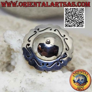 Anillo de plata con forma de sombrero redondo con cúpula lisa y grabado griego alrededor