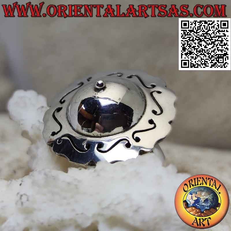 Anillo de plata con forma de sombrero redondo con cúpula lisa y grabado griego alrededor