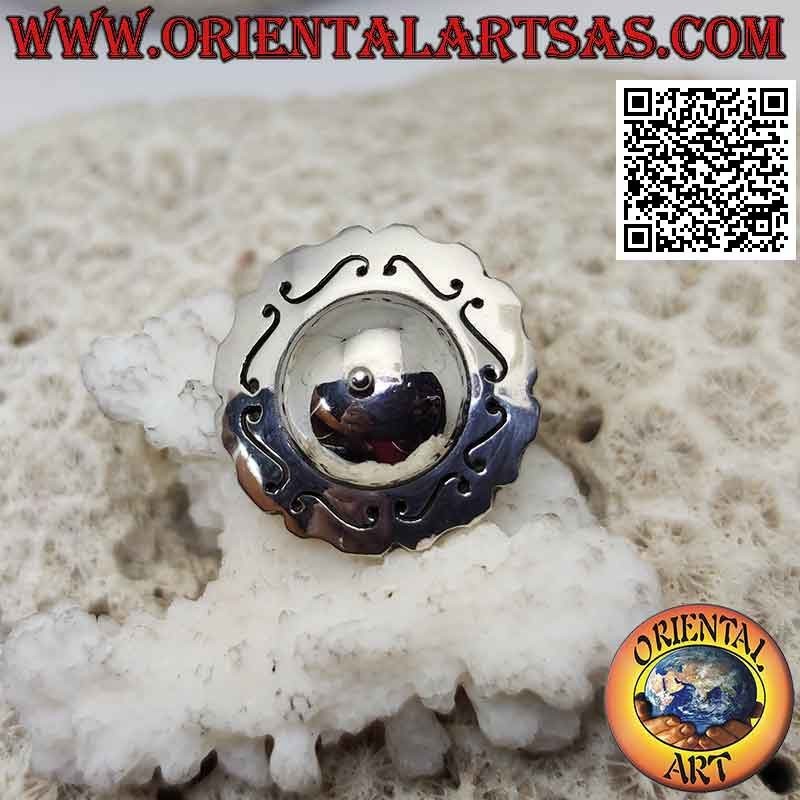 Anello in argento a cappello tondo con cupola liscia e greche incise intorno
