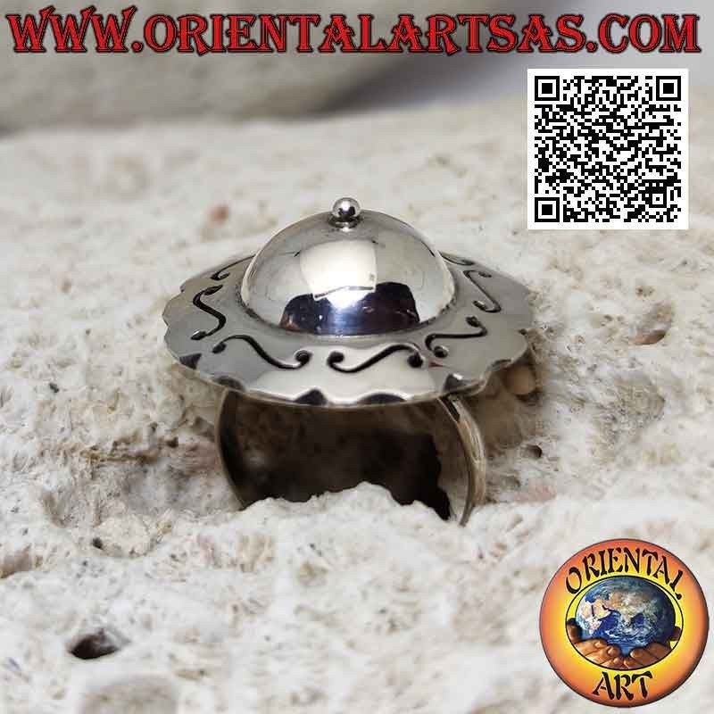 Anillo de plata con forma de sombrero redondo con cúpula lisa y grabado griego alrededor
