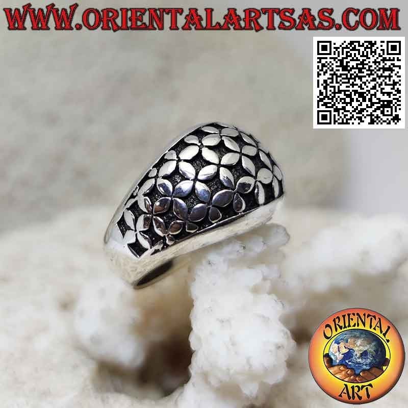 Silver ring with rounded band with a series of four-petaled flowers in bas-relief