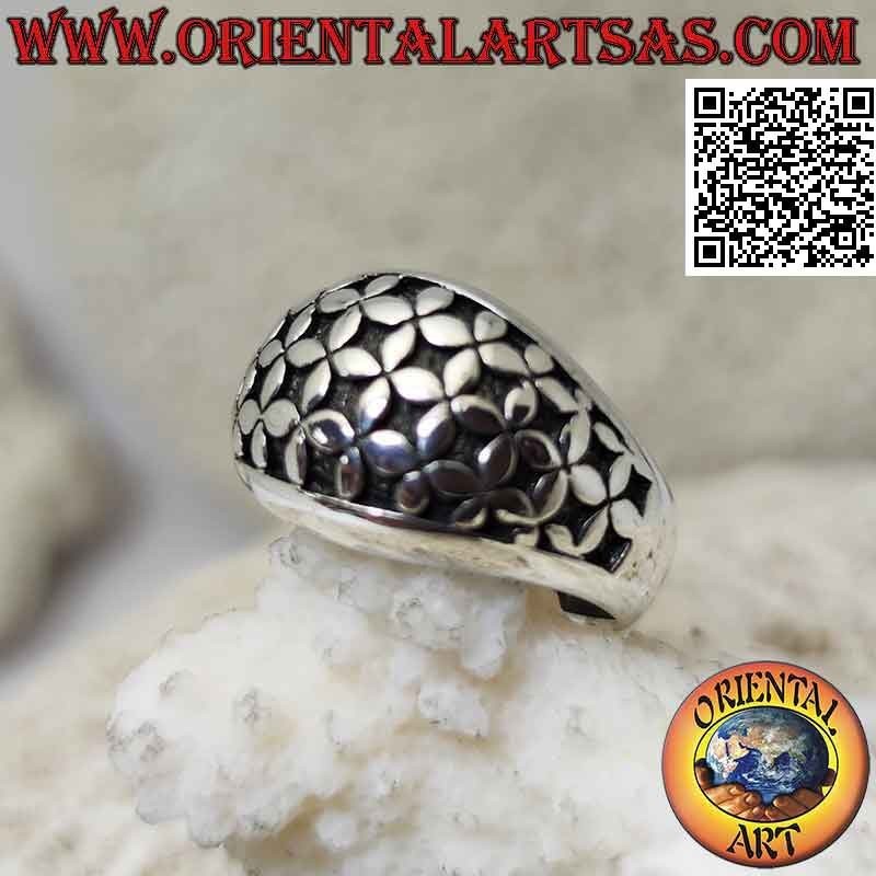 Anillo de plata con banda redondeada con una serie de flores de cuatro pétalos en bajorrelieve