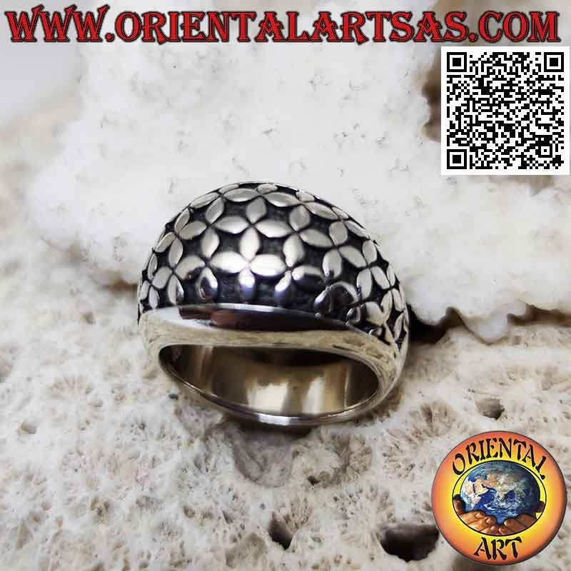 Silver ring with rounded band with a series of four-petaled flowers in bas-relief