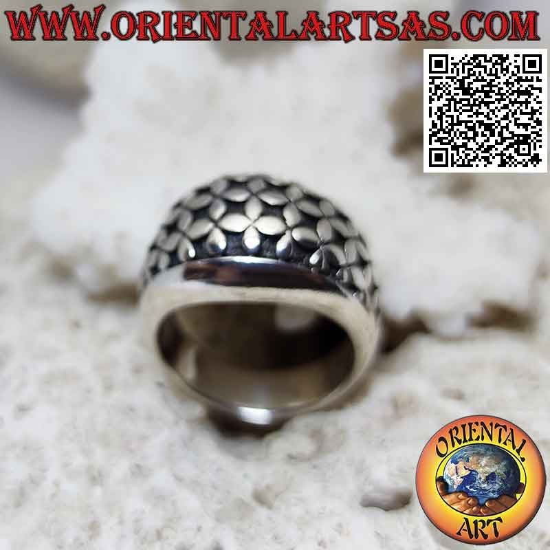 Anillo de plata con banda redondeada con una serie de flores de cuatro pétalos en bajorrelieve