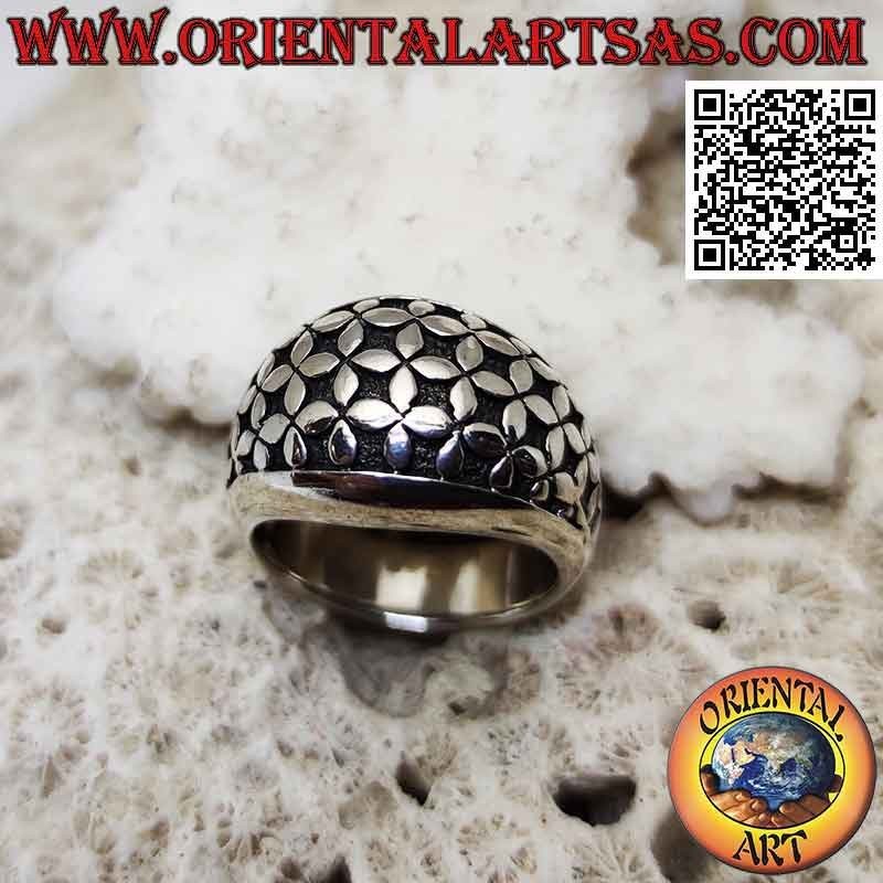 Anello in argento a fascia bombata con serie di fiori quattro petali in bassorilievo