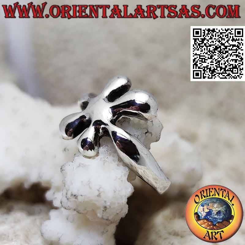 Smooth silver ring in the shape of a color spot