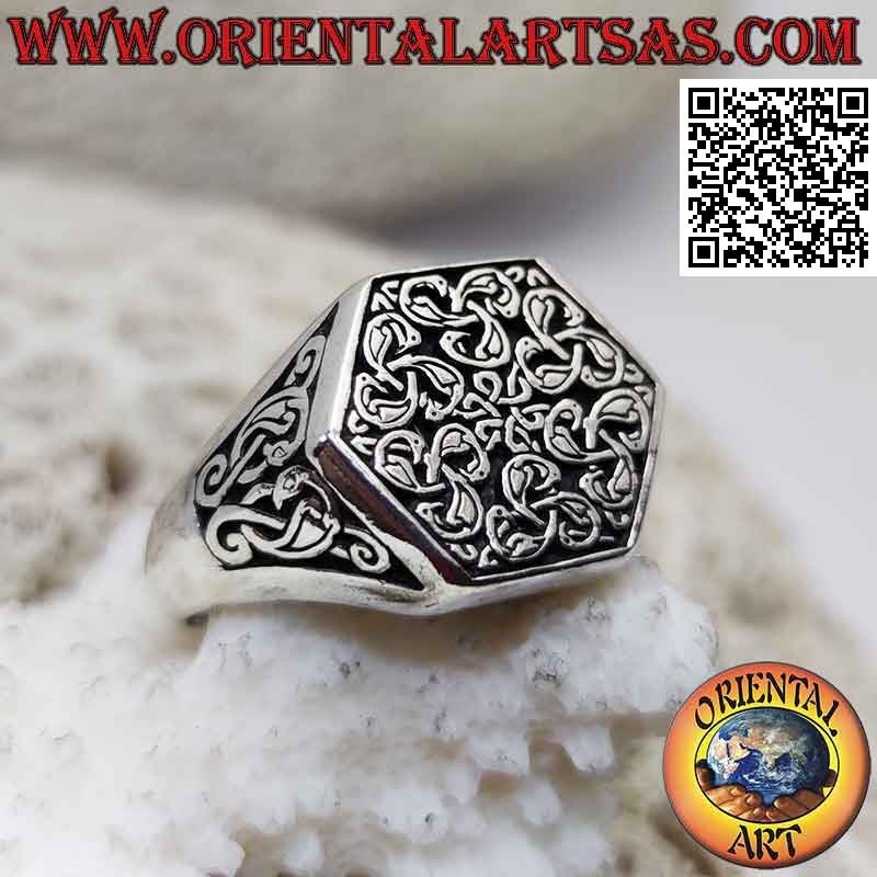Anillo de sello de plata hexagonal con nudos de triskell cisne