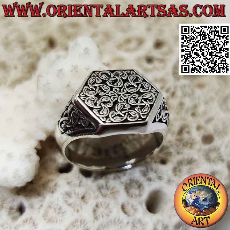 Chevalière hexagonale en argent avec noeuds triskell cygne