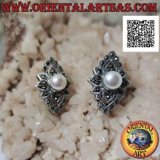 Boucles d'oreilles losange en argent avec fleur centrale parsemée de marcassite et perle centrale