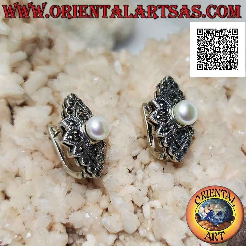 Pendientes rombos de plata con flor central tachonada de marcasita y perla central