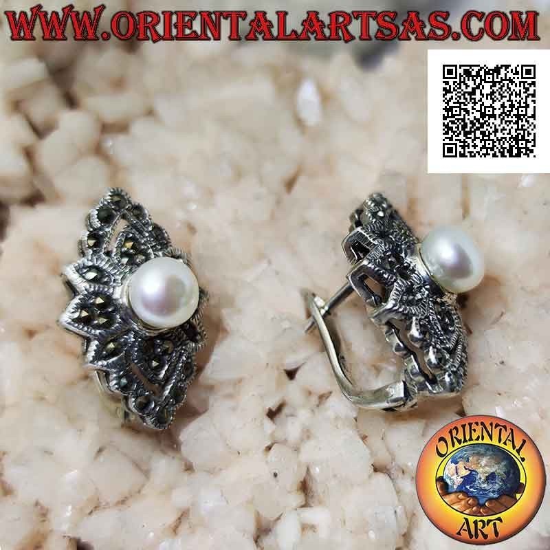 Silver rhombus earrings with central flower studded with marcasite and central pearl
