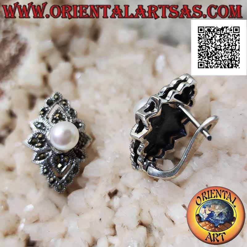 Pendientes rombos de plata con flor central tachonada de marcasita y perla central