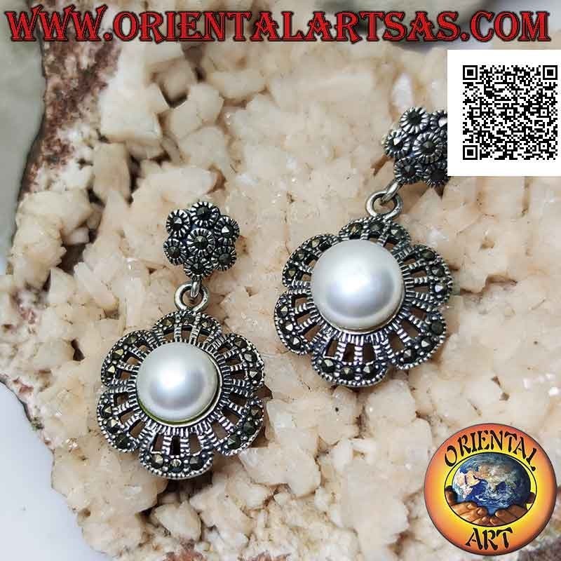 Orecchini in argento a fiore a sei petali traforato tempestato di marcassite con perla centrale