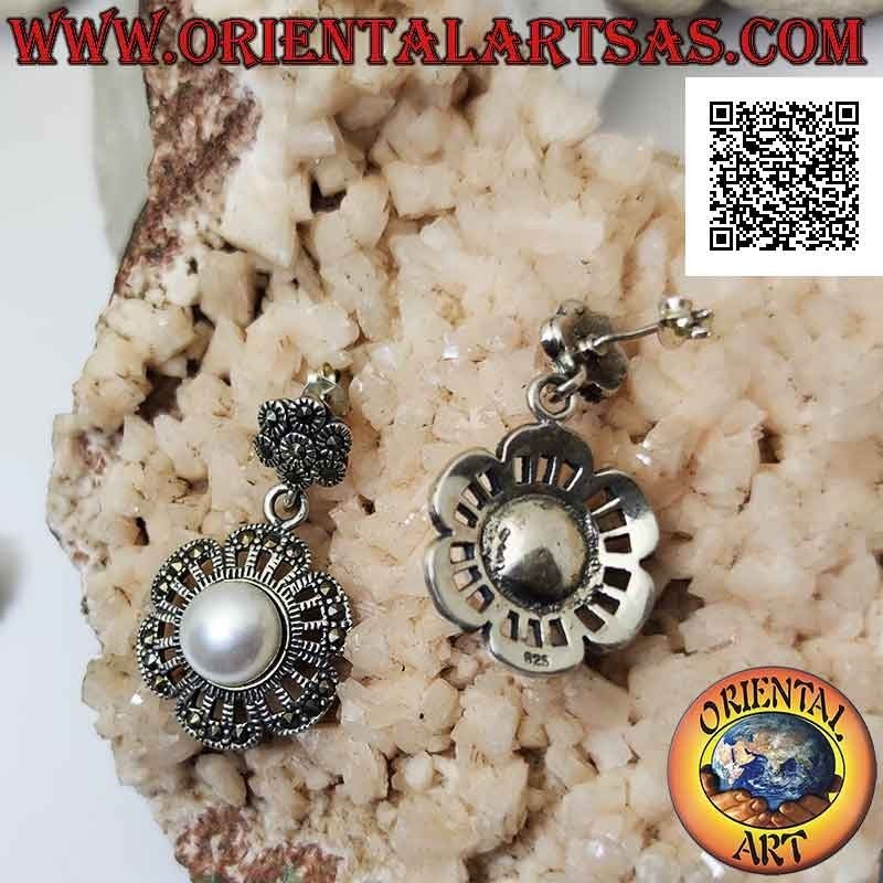 Orecchini in argento a fiore a sei petali traforato tempestato di marcassite con perla centrale