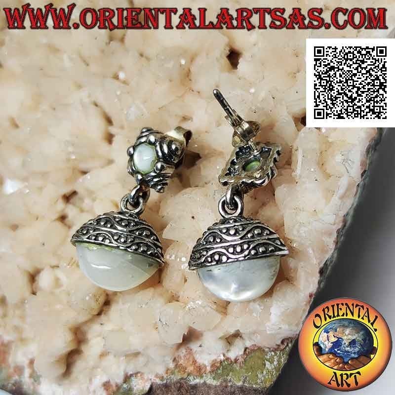 Boucles d'oreilles lobe en argent avec nacre ovale sphérique dans le capuchon avec pendentif gravures ethniques