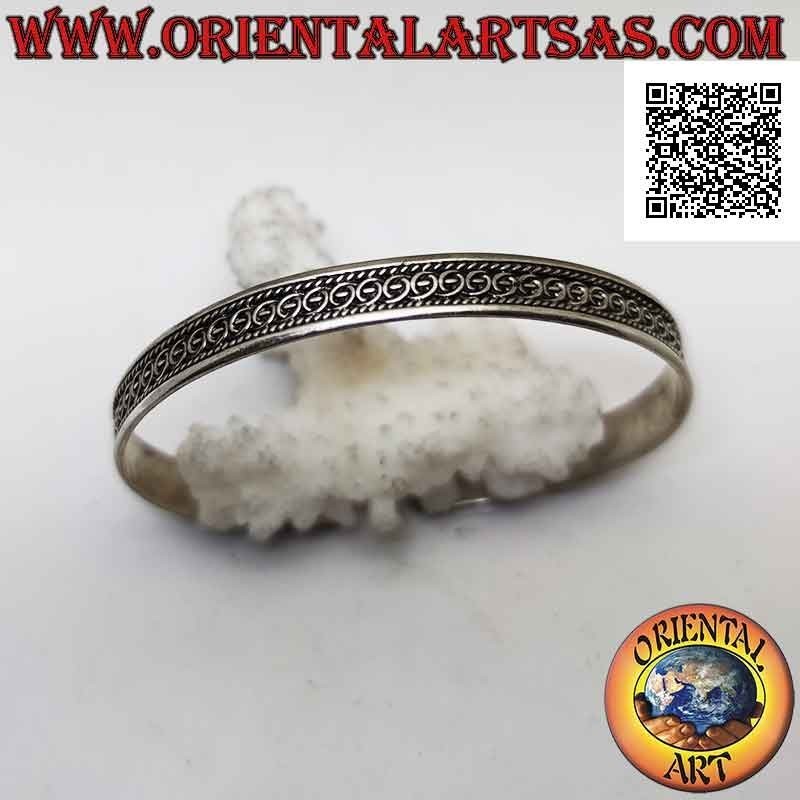 Starres Armband in 925 ‰ Silber mit einer Linie in den Kreisen zwischen Flechtwerk im Flachrelief