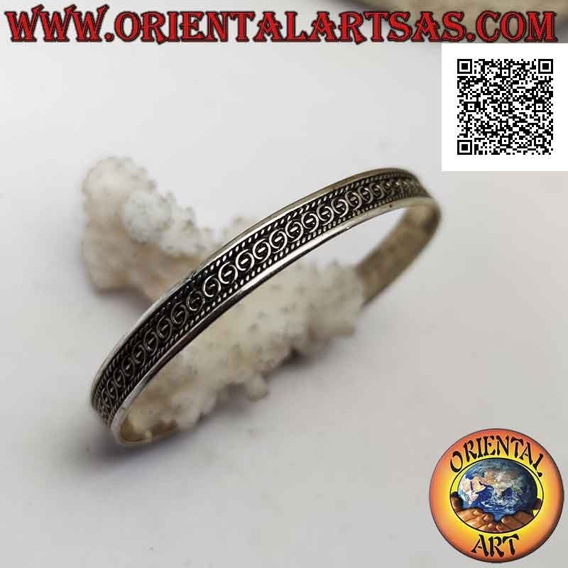 Rigid bracelet in 925 ‰ silver with a line in the circles between interlacing in bas-relief