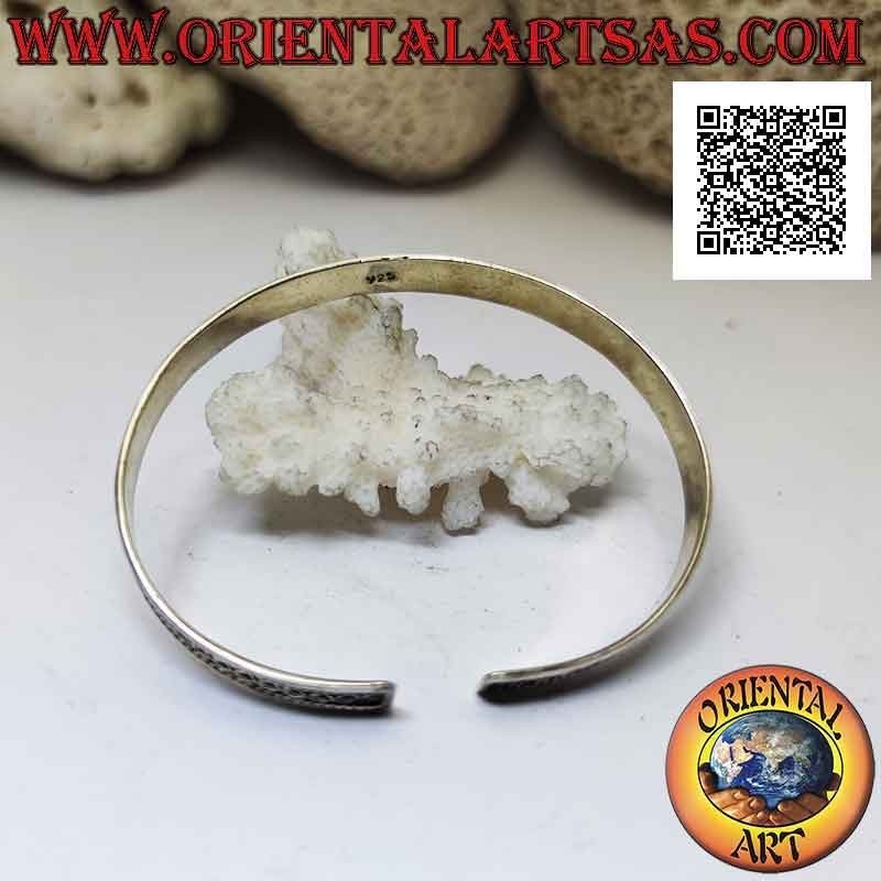 Rigid bracelet in 925 ‰ silver with a line in the circles between interlacing in bas-relief