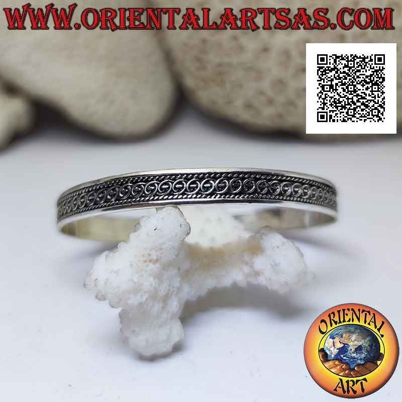 Bracelet rigide en argent 925 ‰ avec un trait dans les cercles entre entrelacs en bas-relief