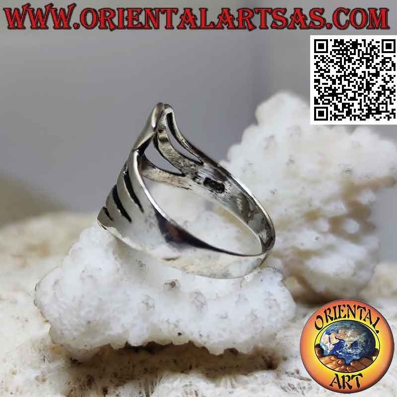Bague en argent lisse avec trio de lignes enveloppantes pour former un ajouré