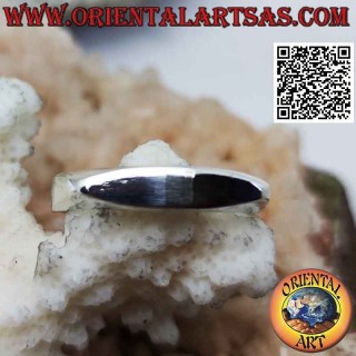 Anello in argento liscio schiacciato sul davanti a ovale stretto allungato