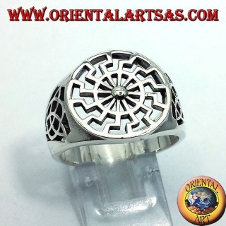 Bague en argent massif 925 con le symbole du Soleil Noir au centre et des nœuds celtiques de Tyrone ajourés sur le pourtour.