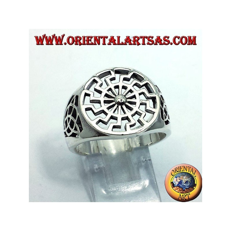 Anillo de plata de ley 925 con el símbolo del Sol Negro central y nudos celtas de Tyrone calados en los laterales.