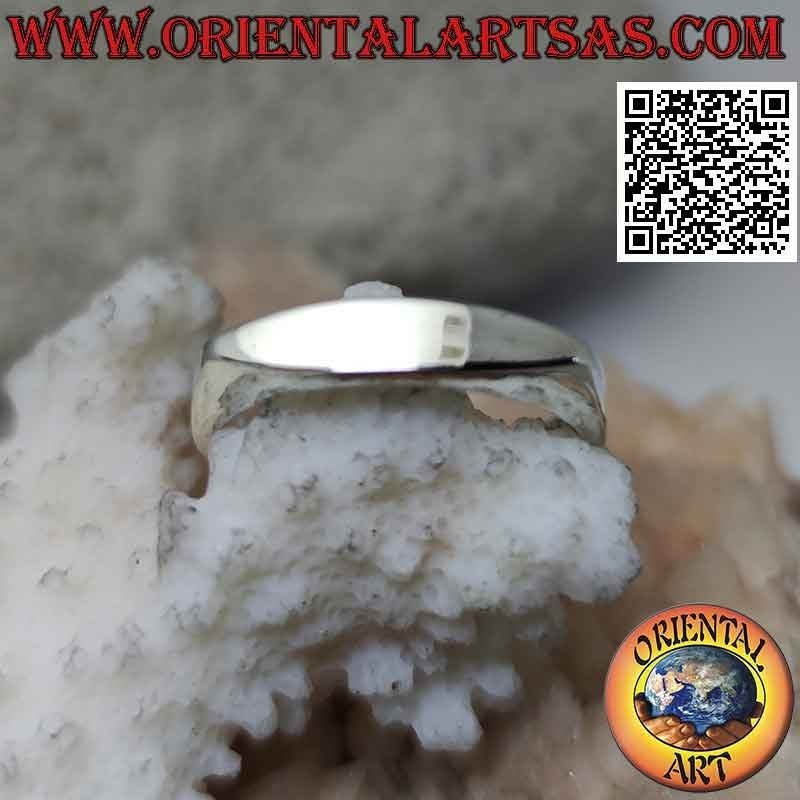 Bague en argent lisse aplatie sur le devant avec un ovale étroit allongé