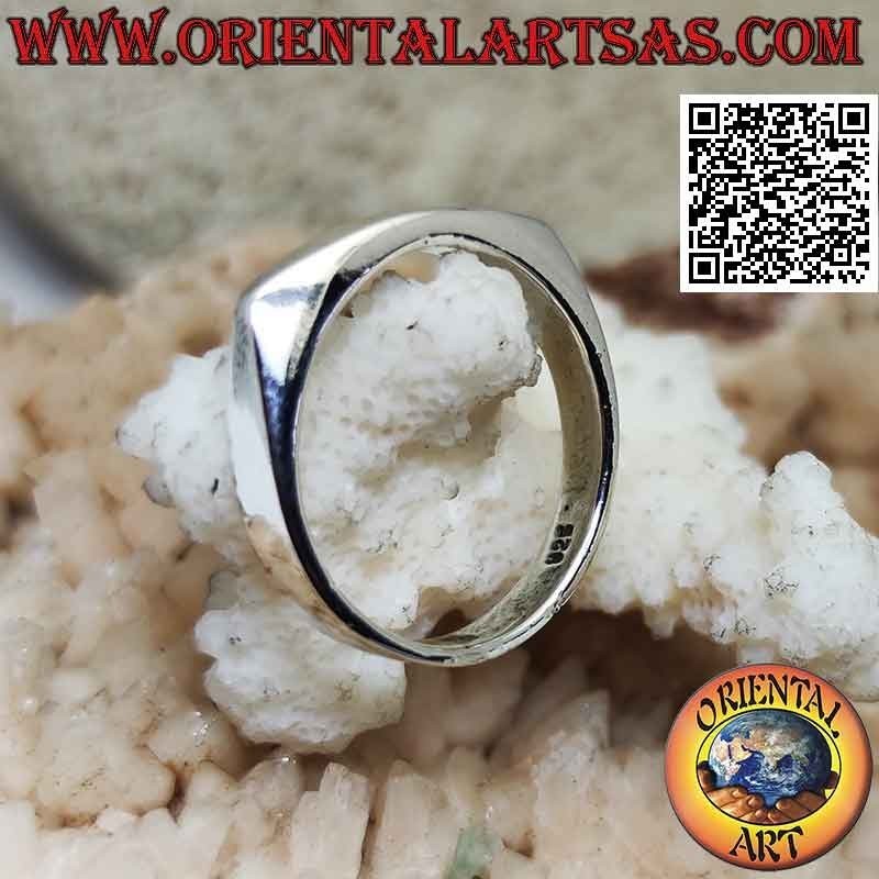 Anello in argento liscio schiacciato sul davanti a ovale stretto allungato