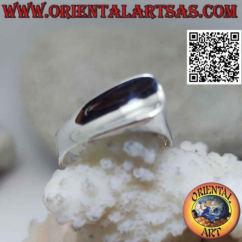 Bague en argent lisse avec une pointe saillante d'un côté arrondie et de l'autre concave