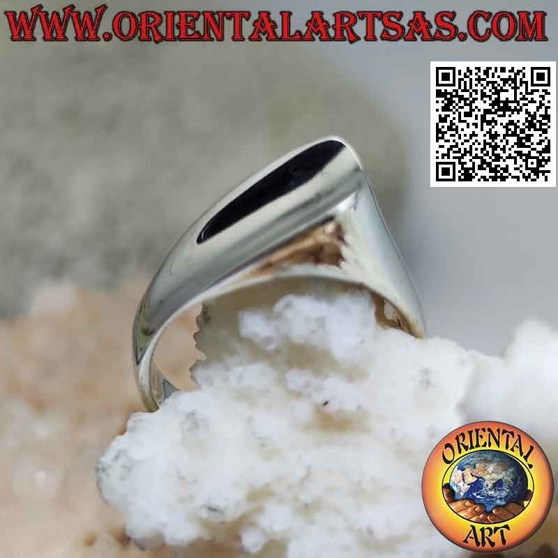 Anillo de plata lisa con una punta que sobresale en un lado redondeada y en el otro cóncava