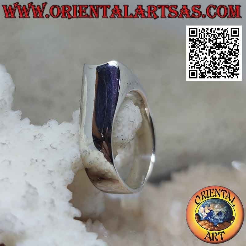 Anillo de plata lisa con una punta que sobresale en un lado redondeada y en el otro cóncava