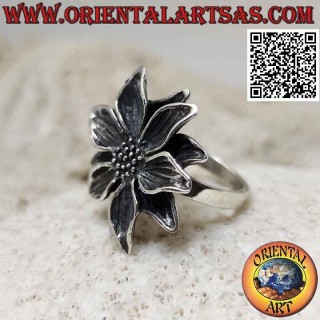 Bague en argent en forme de grande fleur de lotus