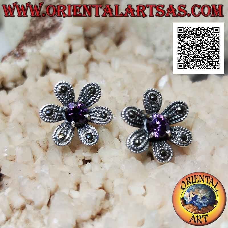 Aretes de seis pétalos con lóbulos en forma de flor en plata con incrustaciones de marcasita y circonita amatista central