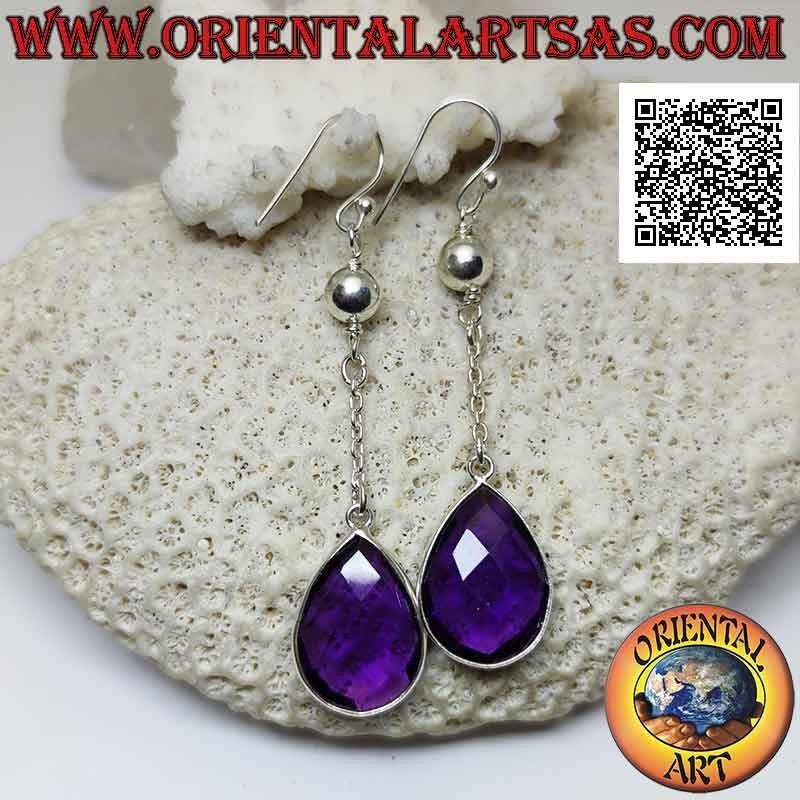 Silberne Hebelohrringe mit facettierten Tropfen aus synthetischem Amethyst, umgeben von einem glatten Rand