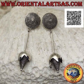 Pendientes de plata con tejido de espiral en el lóbulo y flor colgante (hecho a mano)