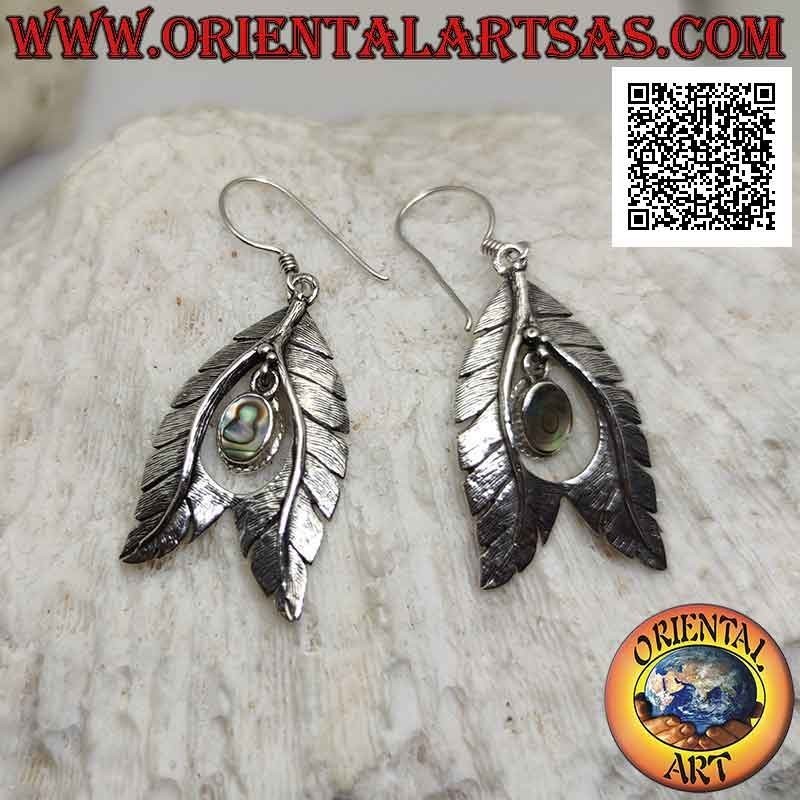Boucles d'oreilles à levier en argent avec coquille de paua ovale (ormeau) suspendue entre une paire de feuilles en forme