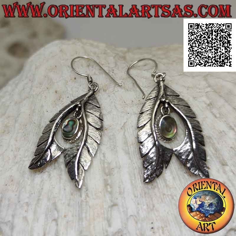Pendientes de palanca de plata con concha de paua ovalada (abulón) colgando entre un par de hojas con forma