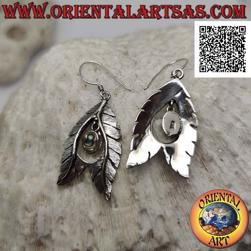 Boucles d'oreilles à levier en argent avec coquille de paua ovale (ormeau) suspendue entre une paire de feuilles en forme