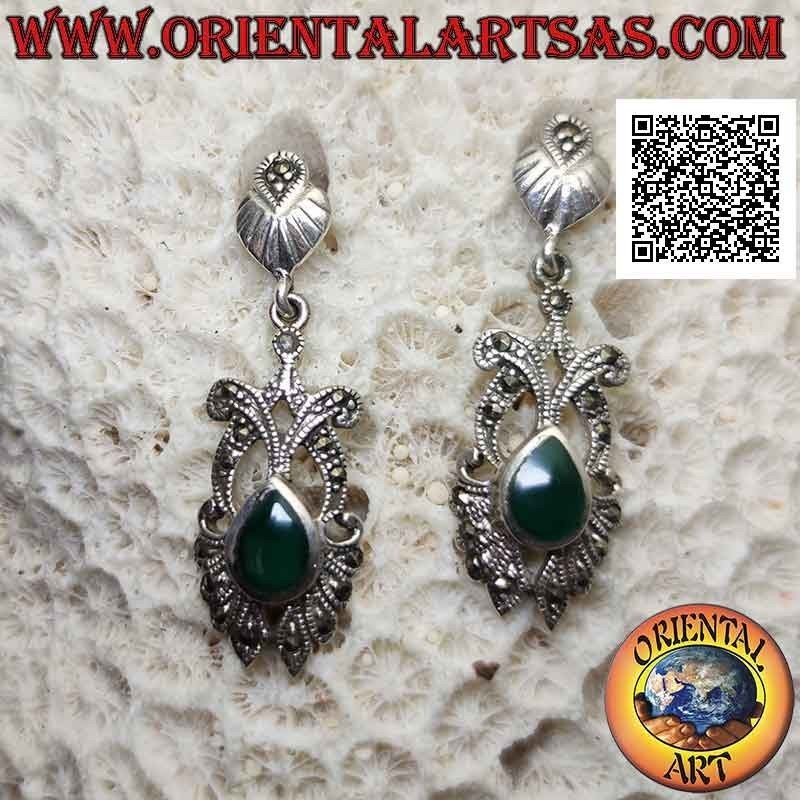 Orecchini in argento con agata verde a goccia su montatura traforata tempestata di marcassite e conchiglia a lobo