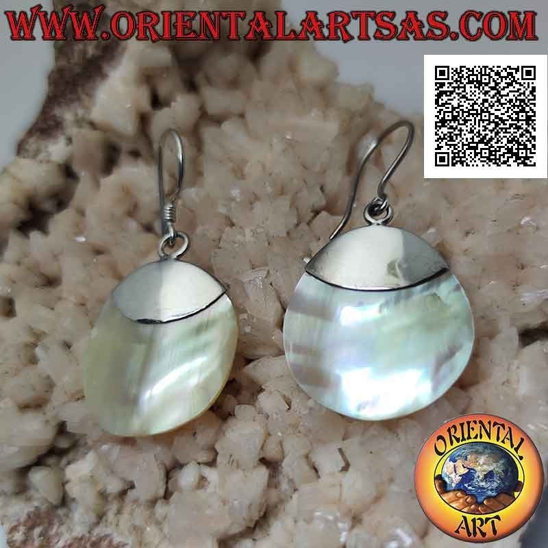 Boucles d'oreilles à levier en argent avec disque de nacre attaché à une plaque lisse