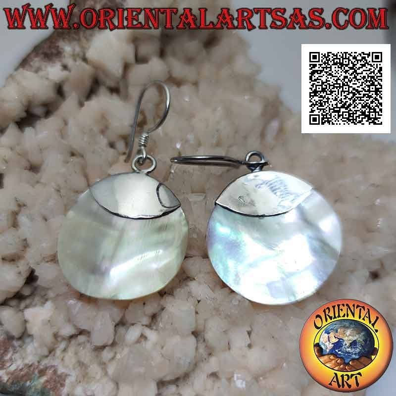 Boucles d'oreilles à levier en argent avec disque de nacre attaché à une plaque lisse