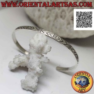 Starres Armband in 925 ‰ Silber mit eingeschnittenen und abwechselnden Pfeilspitzen und schrägen Linien
