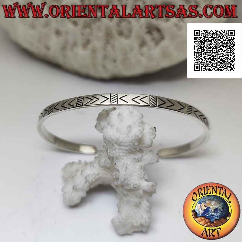 Bracelet rigide en argent 925 ‰ avec pointes de flèches incisées et alternées et lignes obliques