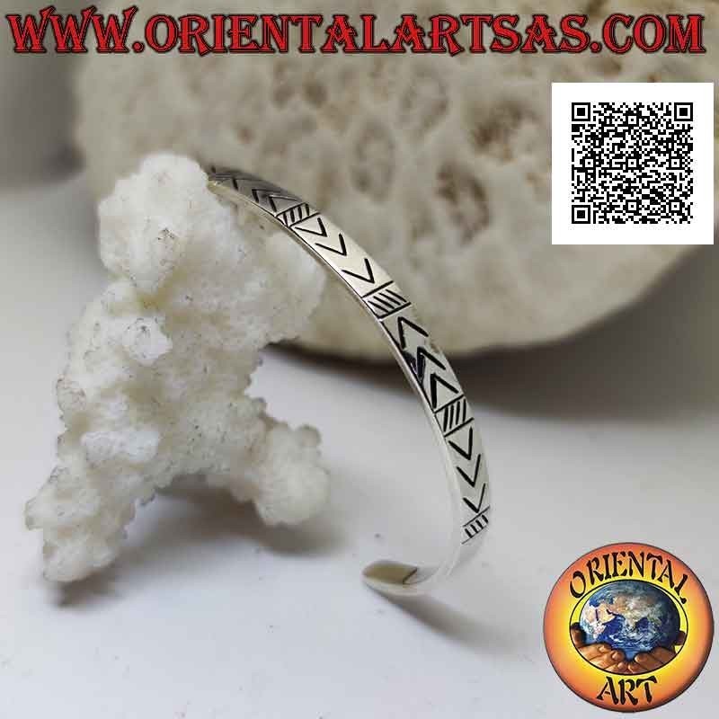 Bracciale rigido in argento 925‰ con punte di frecce e linee oblique incise e alternate