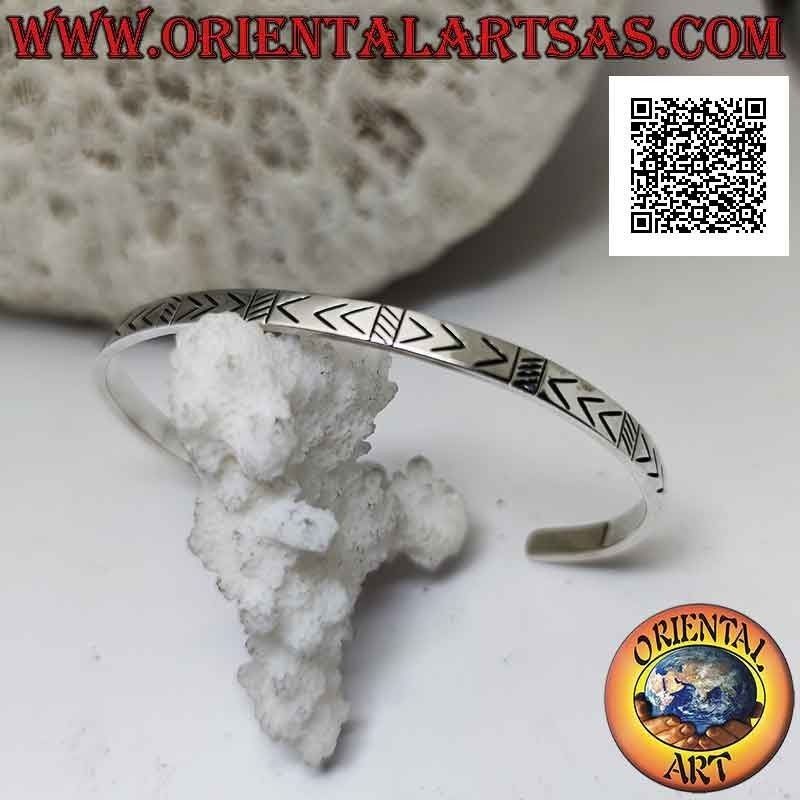 Bracciale rigido in argento 925‰ con punte di frecce e linee oblique incise e alternate