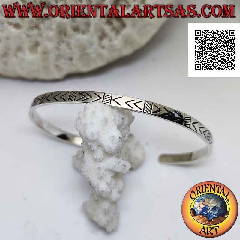 Rigid bracelet in 925 ‰ silver with incised and alternating arrowheads and oblique lines