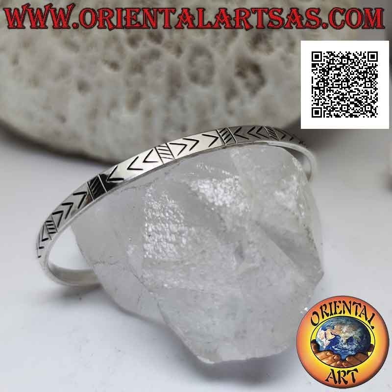 Starres Armband in 925 ‰ Silber mit eingeschnittenen und abwechselnden Pfeilspitzen und schrägen Linien